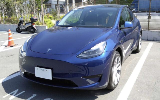 沖縄の青空の下でのテスラ車