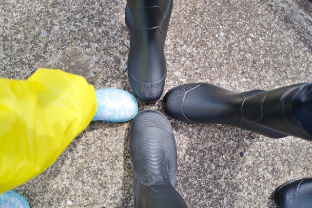 長靴　雨　服装