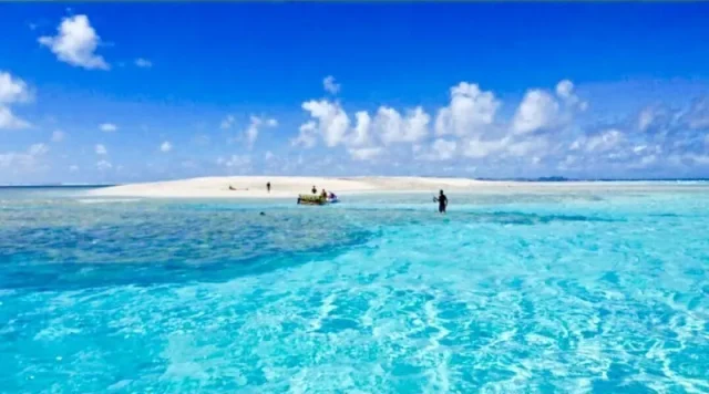 砂浜で楽しむウェイクボード