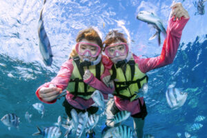 【沖縄・恩納村】今だけ特別プラン★美ら海水族館入館チケット付き！『青の洞窟』シュノーケリングツアー《写真プレゼント＆餌付け体験付き》