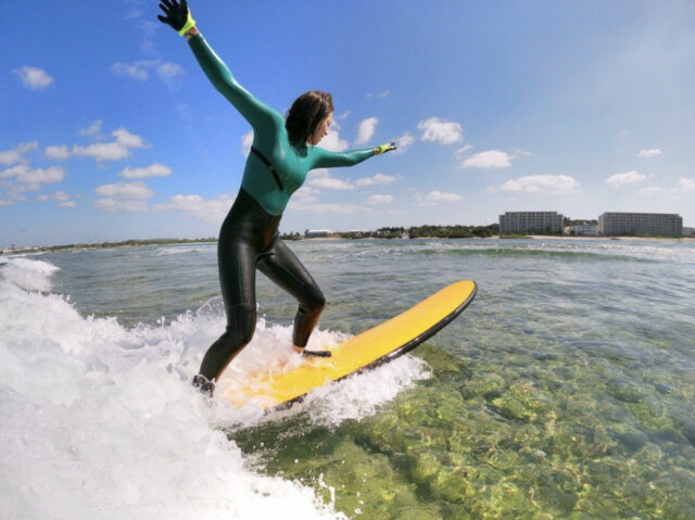 【沖縄本島・中部】初心者大歓迎！世界サーフィン連盟（ISA）インストラクター主催の体験サーフィン《写真データ無料プレゼント＆送迎付き》（No.185）