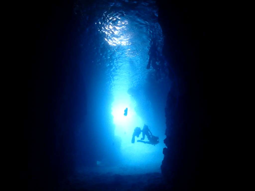 【恩納村】初心者大歓迎！「青の洞窟」体験ダイビング（No.90）