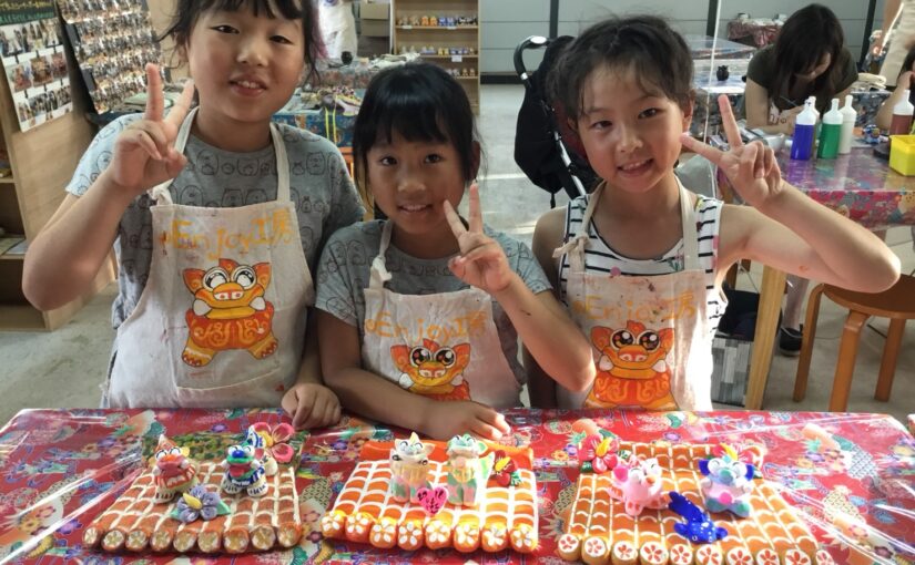 沖縄でシーサー作り体験を楽しむ子供たち