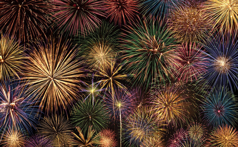 恩納村の美しい夜空の花火