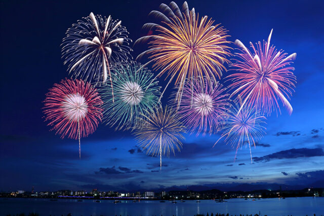夜空を彩る沖縄恩納村の花火大会の風景