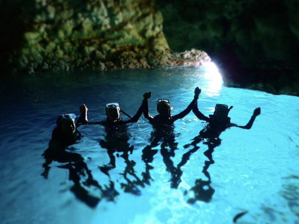 沖縄（恩納村）にある「青の洞窟」の魅力