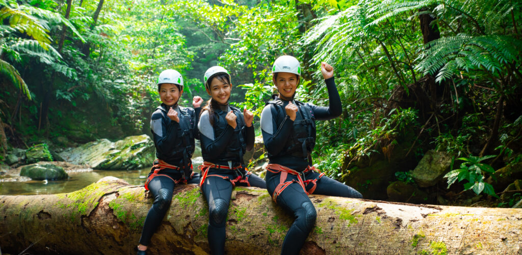 子供から大人まで一緒に参加OK！大自然を全身で楽しむ沖縄本島トレッキングツアー