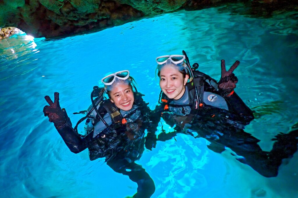 青の洞窟でダイビングを楽しむ女性二人