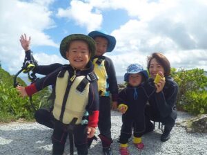 【沖縄恩納村/約2.5時間】1歳〜子供向け青の洞窟シュノーケリングツアー☆1組貸切で安心《エサやり体験付き／写真＆動画無料》当日予約OK