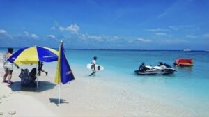 沖縄の海でウォータースポーツを楽しむ家族とリラックスした時間