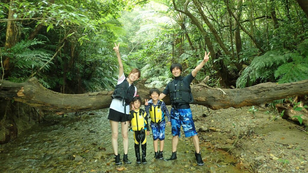 子供から大人まで一緒に参加OK！大自然を全身で楽しむ沖縄本島トレッキングツアー