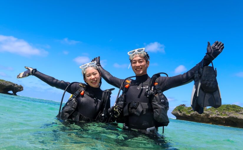 沖縄でダイビング講習を受ける2人