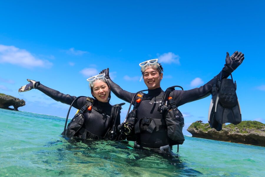 沖縄でダイビング講習を受ける2人