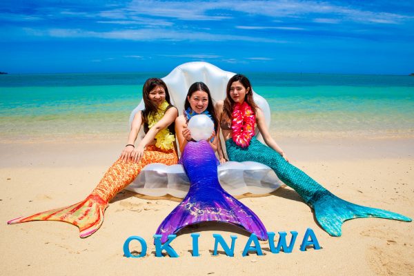 沖縄でフォトツアーを楽しむ女性3人