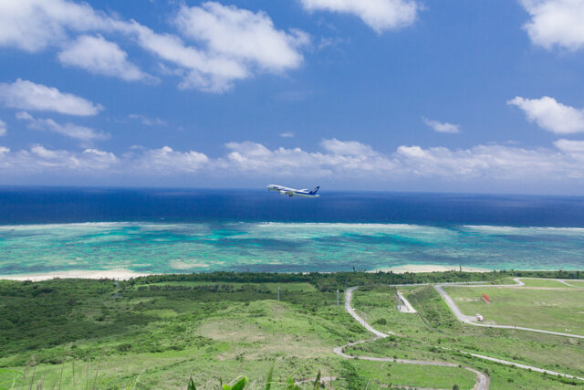 沖縄の空を飛ぶ飛行機