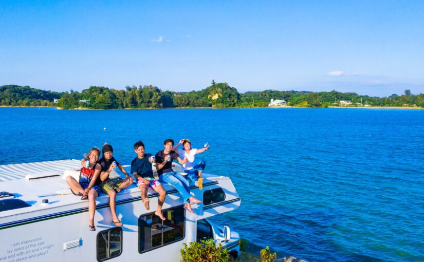 沖縄で散策ツアーを楽しむ人たち