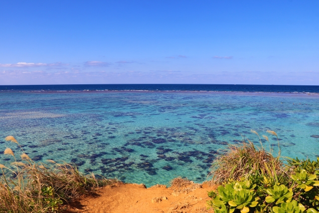 青の洞窟が魅力の恩納村と宜志富島！それぞれの魅力とおすすめのアクティビティについて