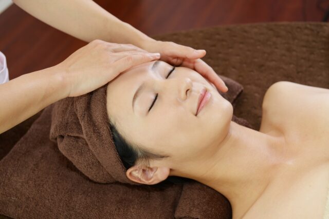 スパ　マッサージ　女性 