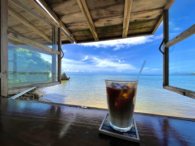 沖縄・恩納村で話題の人気のカフェ5選！絶景が見られる穴場のお店もご紹介
