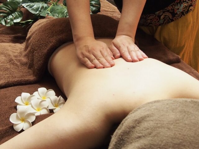 スパ　マッサージ　女性