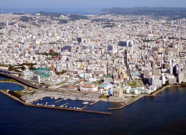 三重城港と那覇の街並み