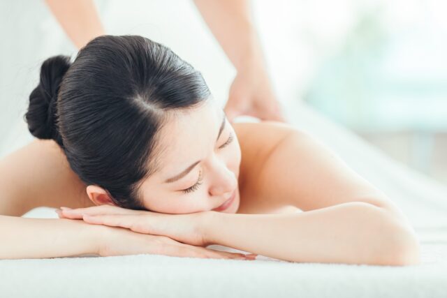 スパ　マッサージ　女性