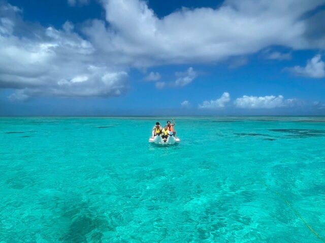 エメラルドグリーン輝く海でマリンスポーツ
