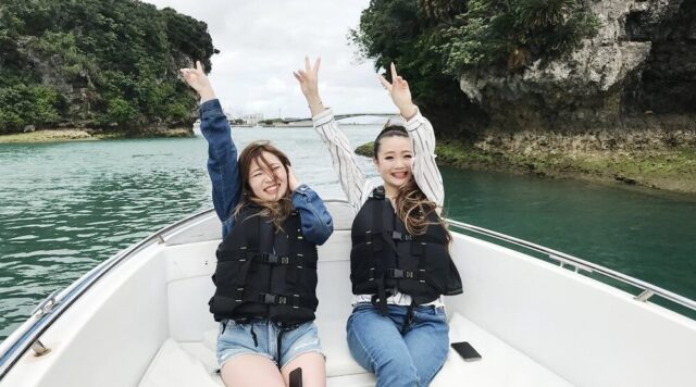 【沖縄/うるま市/約1時間】海中道路周辺パラセーリング150mコース☆ちょっと冒険したい方向け☆4歳からOK！にこちゃんマークで写真映えばっちり！（No.260）