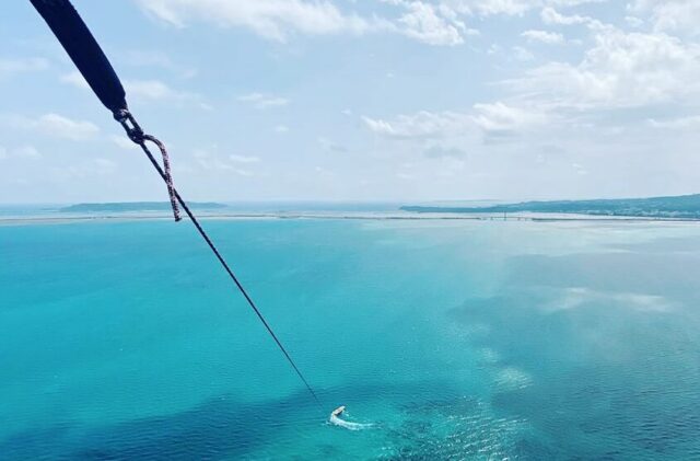 【沖縄/うるま市/約1時間】海中道路周辺パラセーリング国内最長！超絶300mコース☆4歳からOK！にこちゃんマークで写真映えばっちり！（No.262）