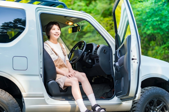 沖縄レンタカー（車）運転する女性