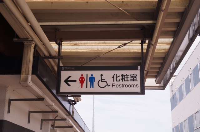 駅や公共施設にある多機能トイレと化粧室の案内看板