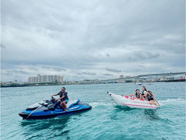 【宜野湾発/半日】4歳から参加OK♪雄大な空と海を制覇せよ！パラセーリング＆マリンスポーツ2点・絶叫クルーズ（No.210）