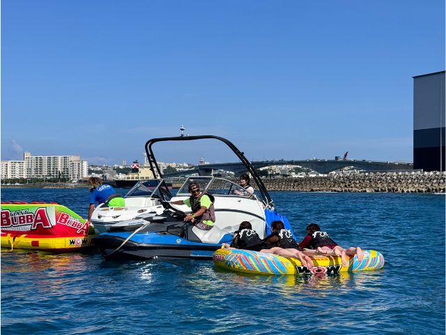 【宜野湾発/半日】4歳から参加OK♪雄大な空と海を制覇せよ！パラセーリング＆マリンスポーツ2点・絶叫クルーズ（No.210）