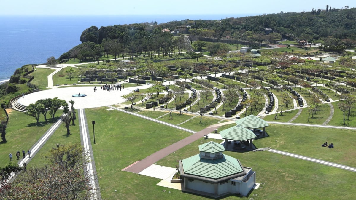 【沖縄南部/1日】平和祈念公園（摩文仁の丘・沖縄師範健児之塔）＆ひめゆりの塔巡りツアー《年齢制限なし＆送迎付き》ガイド解説付きで沖縄戦争／平和の大切さを学ぼう（No.92）