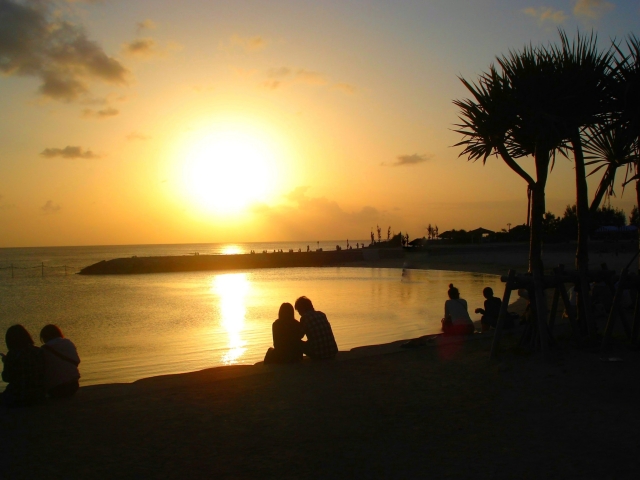 沖縄で夕日を見るならここ！おすすめのサンセットスポット＆アクティビティをご紹介