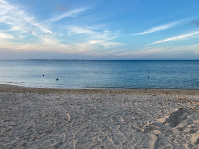 夕暮れ時の沖縄の美しい砂浜と静かな海