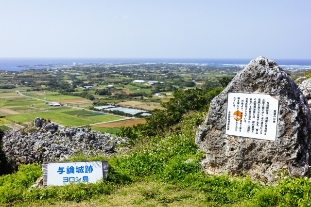 沖縄・与論島の歴史スポット「与論城跡」から一望する街並みと青い海。