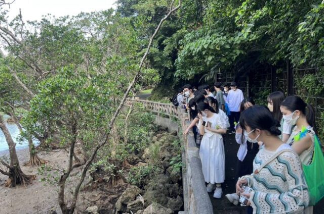 沖縄県嘉手納町の比謝川を観察する生徒