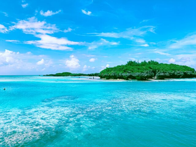 沖縄・与論島の絶景。澄み渡る青い海と白い砂地が透ける美しい水面。