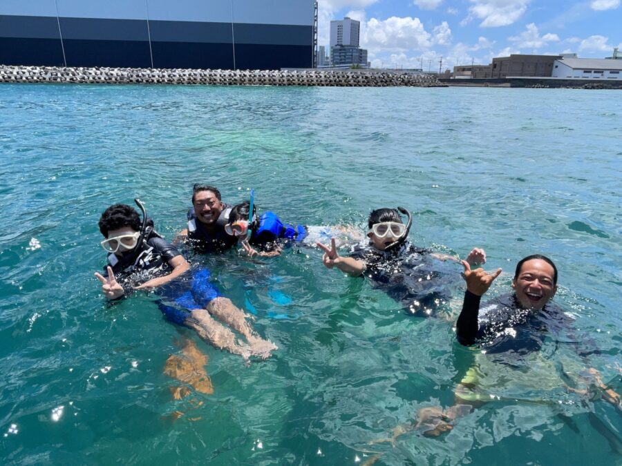 【沖縄・宜野湾】空と海を満喫！音楽が流れるサウンドパラセーリング＆少人数制シュノーケル☆移動なしで楽々セット体験《カメラ持込OK＆撮影付》（No.759）