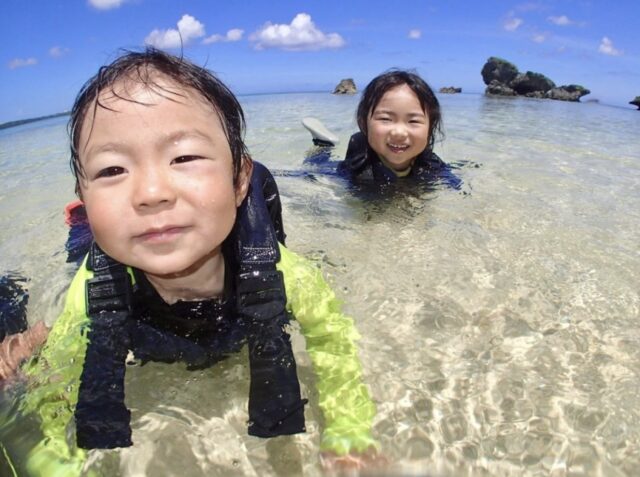 沖縄の透明な海でシュノーケリングを楽しむ子供
