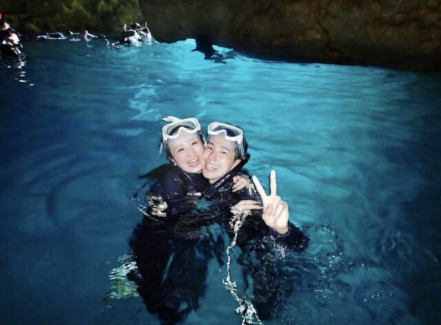 沖縄ツアーズで仲間とシュノーケリング