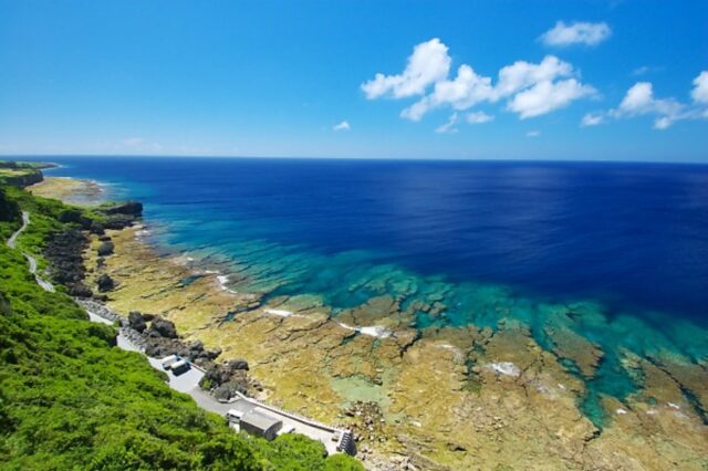 伊江島ツアーで一望できる、サンゴ礁が広がる美しい海岸線