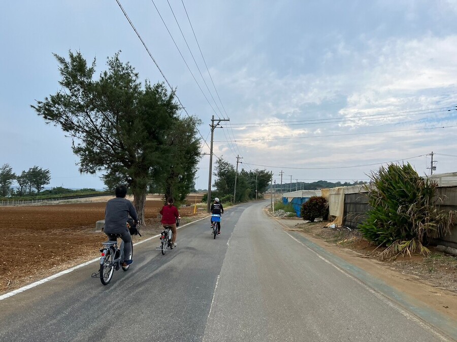 【沖縄・伊江島/約2〜6時間】電動アシスト自転車でのんびり気ままにサイクリング♪日帰り旅にぴったり！《100歳まで参加OK・おひとり様歓迎》（No.660）
