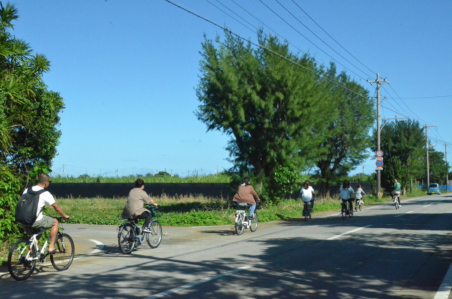 【沖縄・伊江島/約2〜6時間】電動アシスト自転車でのんびり気ままにサイクリング♪日帰り旅にぴったり！《100歳まで参加OK・おひとり様歓迎》（No.660）