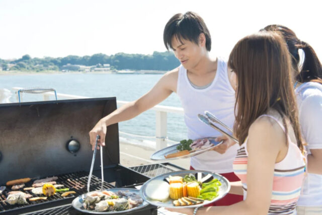 あざまサンサンビーチ　BBQをする男女