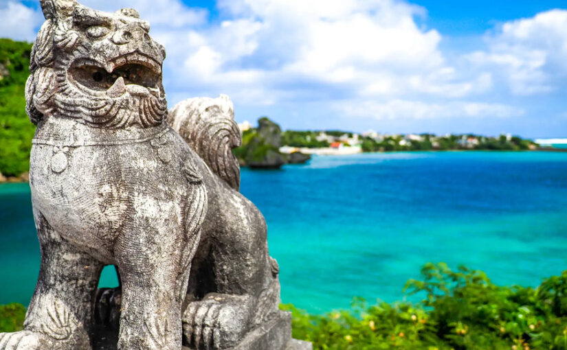 シーサーと沖縄の海