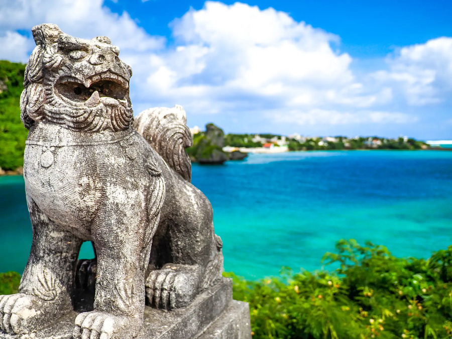 シーサーと沖縄の海