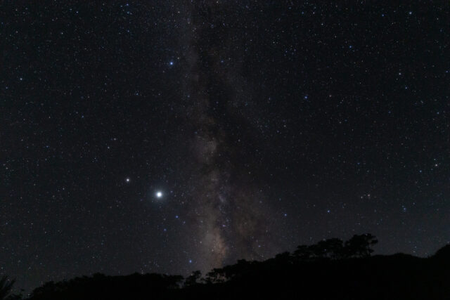 恩納村の夜空に鮮やかに浮かび上がる巨大な天の川