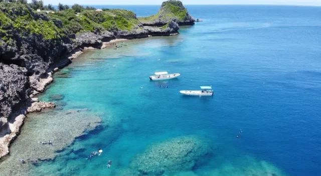 青の洞窟が魅力の恩納村と宜志富島！それぞれの魅力とおすすめのアクティビティについて